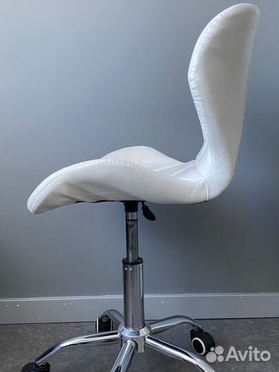 Стул для мастера маникюра