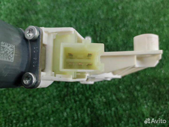 Мотор стеклоподъёмника передний правый Mercedes B