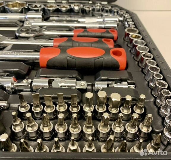 Набор инструментов 218 предметов в чемодане