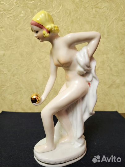 Фигурка купальщицы с мячом (Германия)