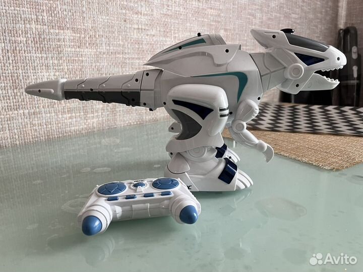 Игрушка робот с пультом