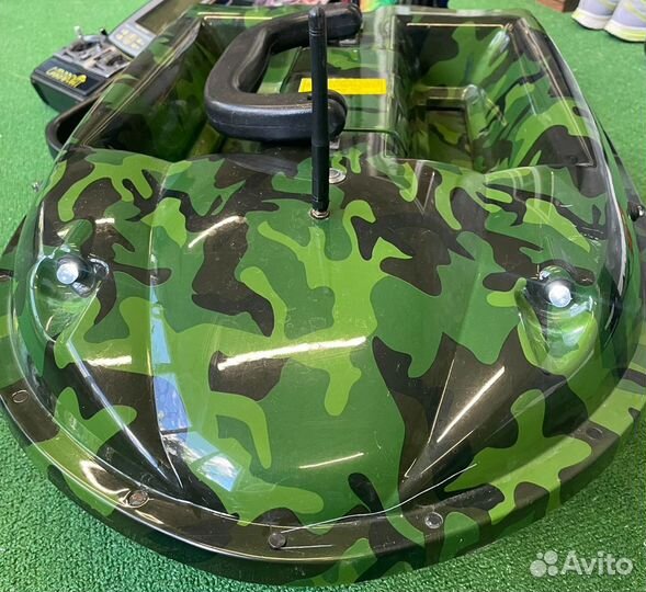 Прикормочный кораблик с эхолотом