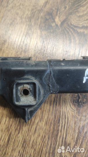 Кронштейн бампера задний левый Toyota Avensis T250