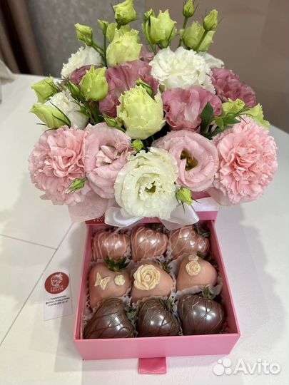Клубника в шоколаде с цветами шкатулка подарок