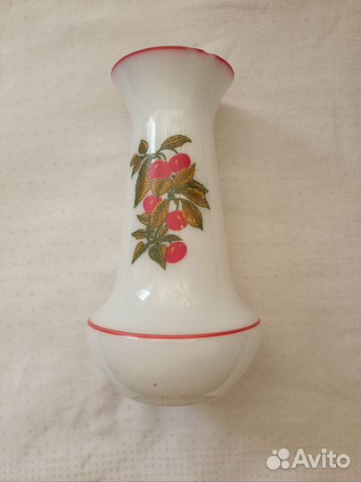 Ваза из молочного стекла, 17см