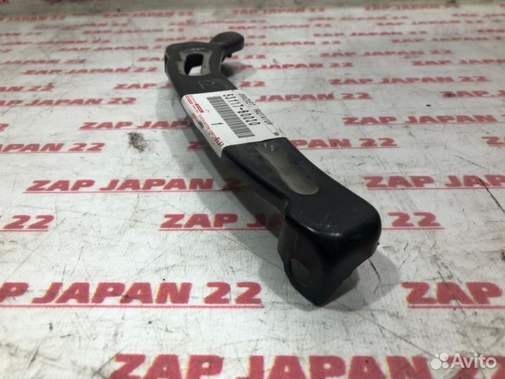 Кронштейн решетки радиатора правый Toyota Land