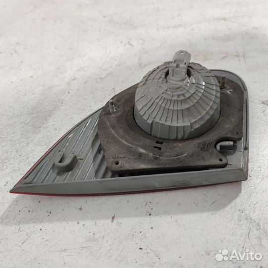 Фонарь Toyota Corolla E120 задний правый (USA)