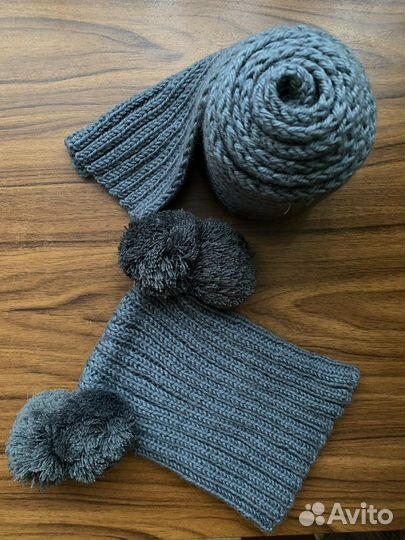 Серый вязаный комплект: шапка и шарф