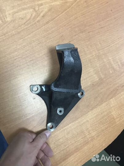 Кронштейн правый крепления двигателя largus