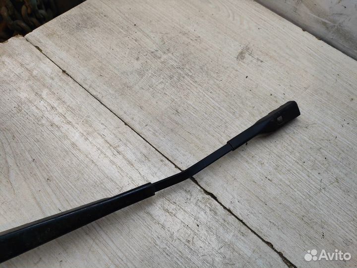 Поводок стеклоочистителя левый Skoda Octavia A7