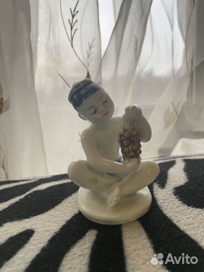 Мальчик с виноградом