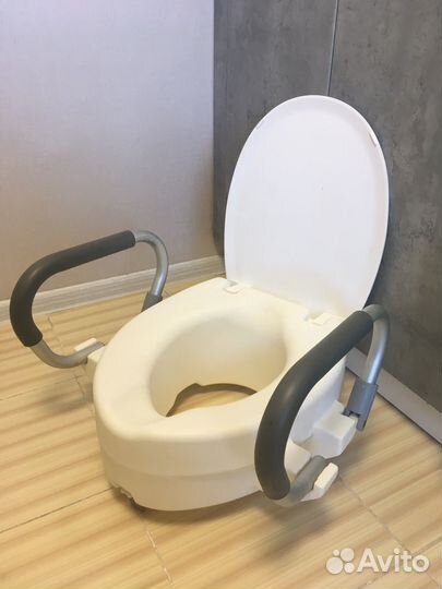 Насадка на унитаз для инвалидов