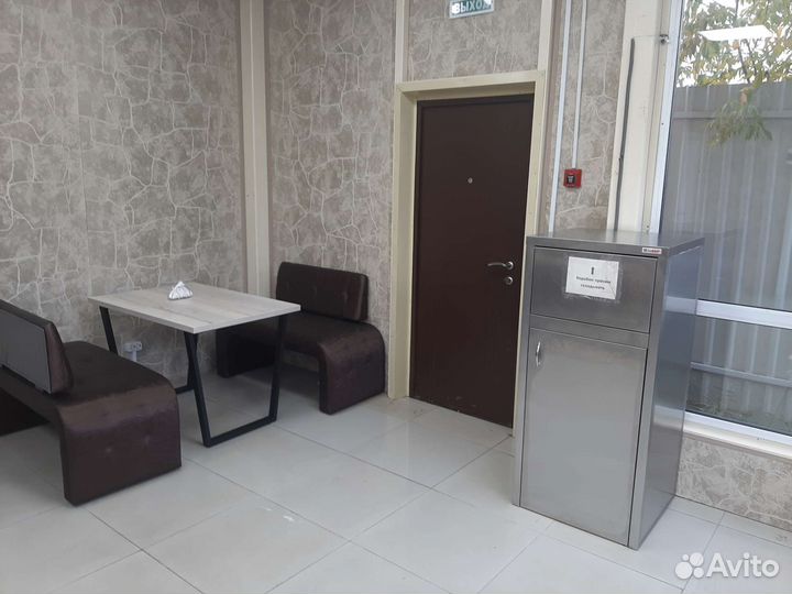 Кухонный стол и 2 скамейки