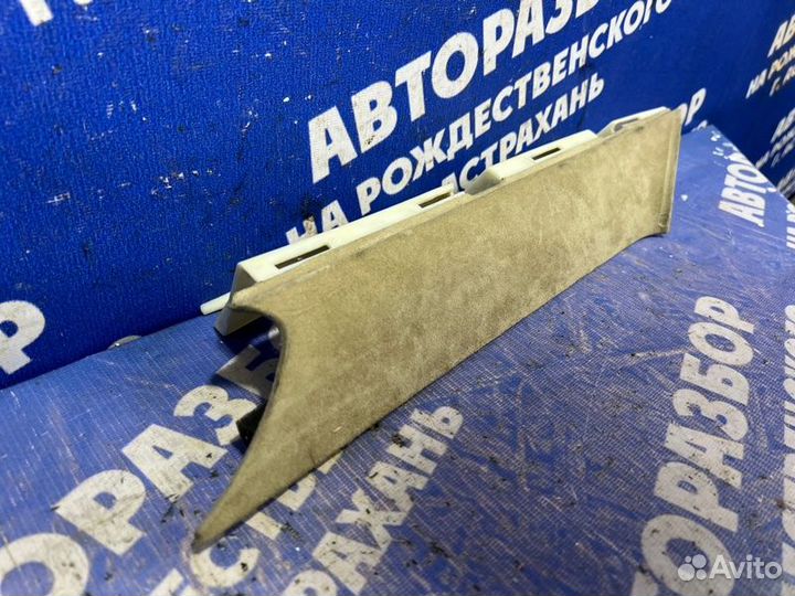 Обшивка задней стойки Audi A8D3 седан 2005