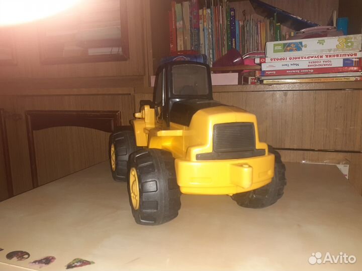 Игрушка трактор большой