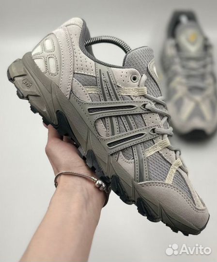 Бежевые кроссовки Asics Sonoma