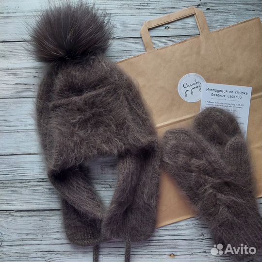 Пуховые варежки и женская шапка ушанка