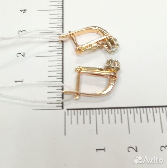 Золотые серьги с камнем