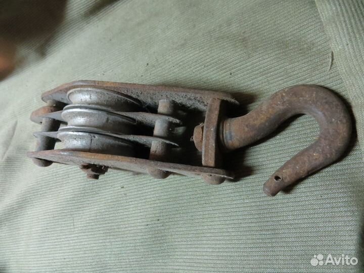 Подъемный блок и ключ гаечный (46 х 41), СССР