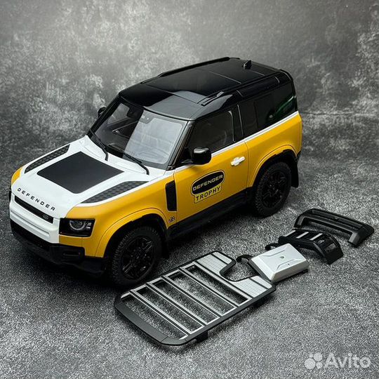 Land Rover Defender 90 Trophy Edition 1:18 Almost