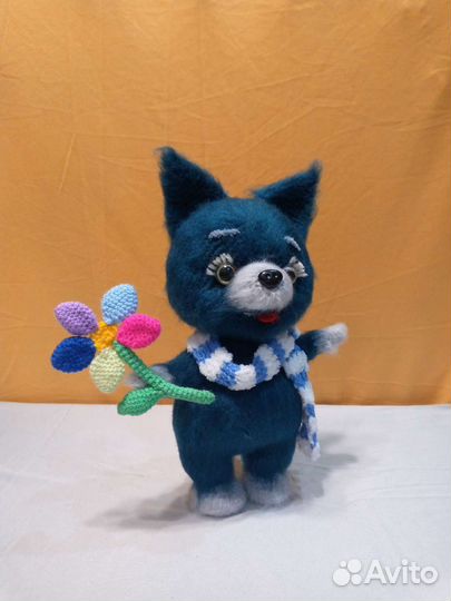 Вязаная собачка Цветик на каркасе