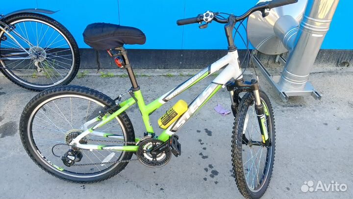 Подросковый велосипед и взрослый велосипед