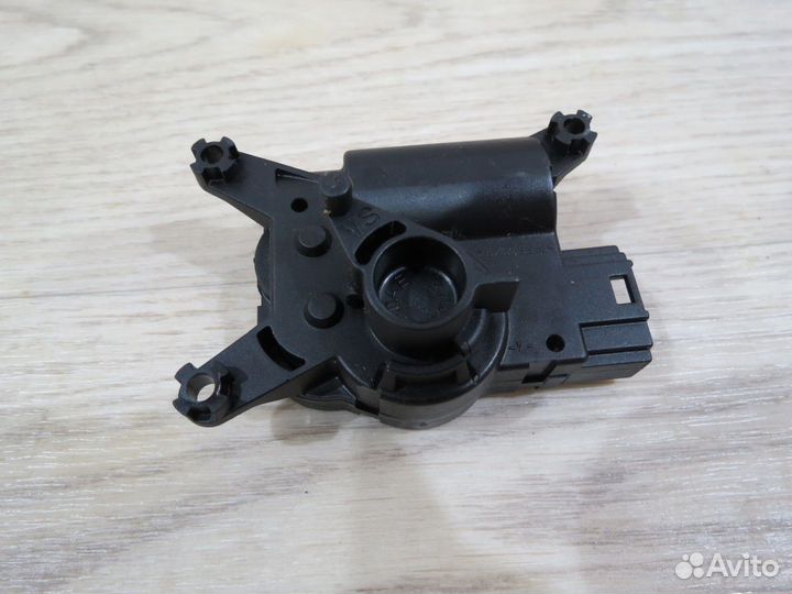 Моторчик заслонки отопителя Porsche Cayenne 957