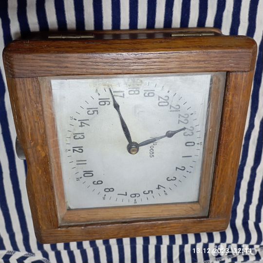 Старинные настенные часы 