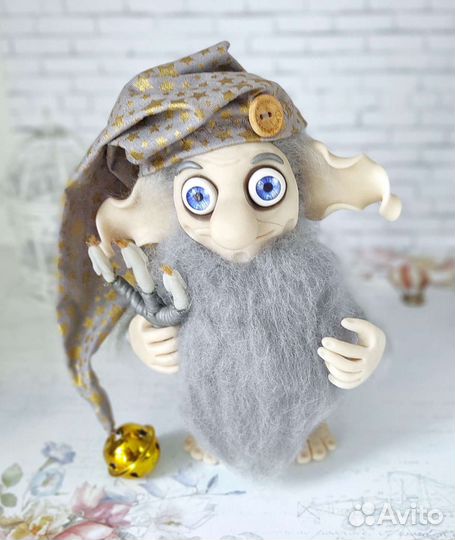 Серый гном домовой, в колпаке с колокольчиком