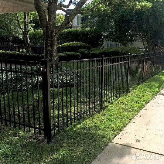 Забор из профильных труб с ковкой