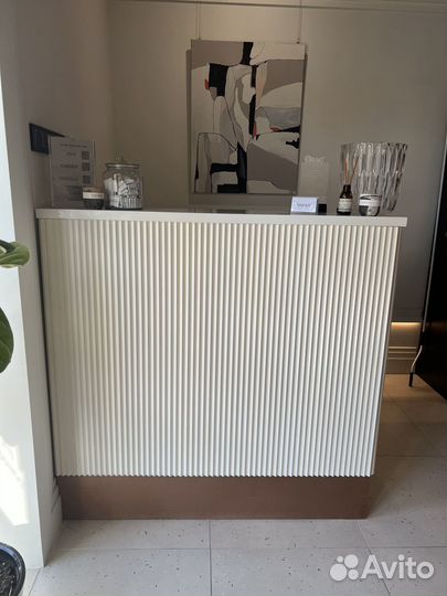 Стойка ресепшн с 3D панелями дизайнерская