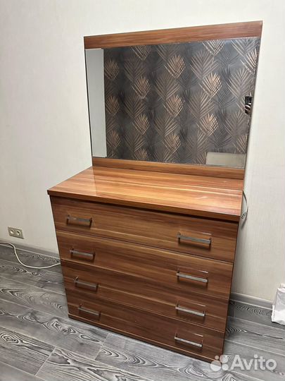 Комод с зеркалом