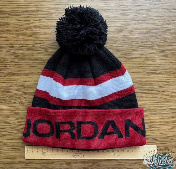 Шапка Jordan с помпоном новая