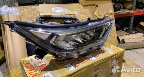 Фара передняя правая Toyota RAV 4 50 оригинал