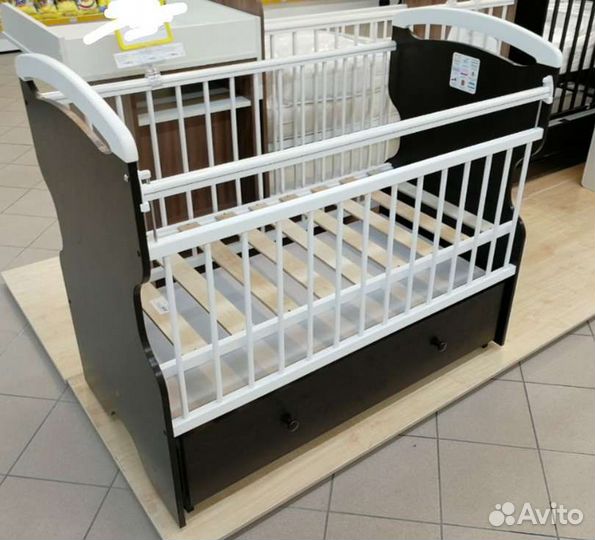 Детская кроватка с маятником и ящиком