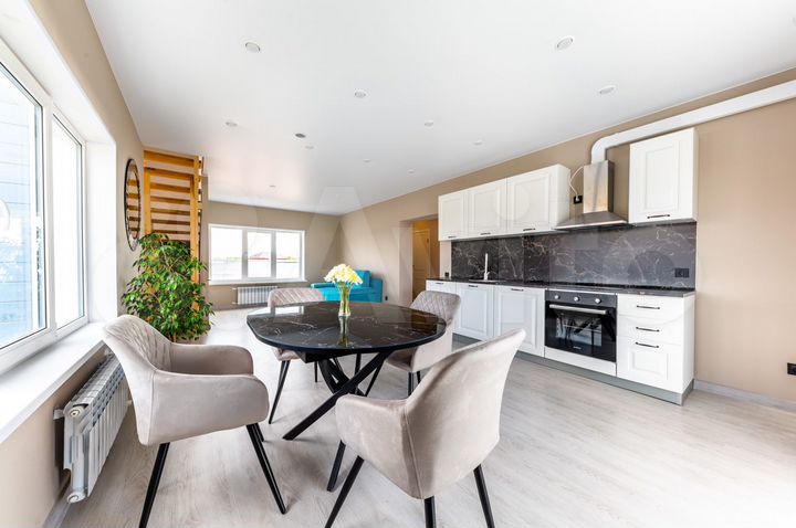 Дом 194 м² на участке 6 сот.