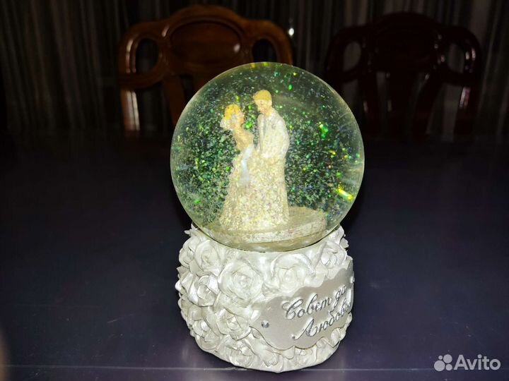 Стеклянный шар со снегом
