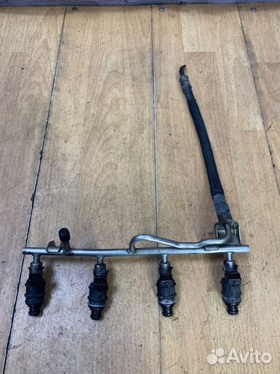 Топливная рампа передняя правая Opel Astra H Z18XE