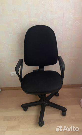 Компьютерный стол и компьютерный стул