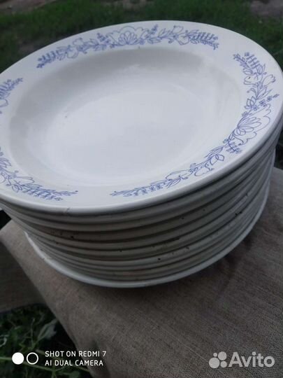 Столовые тарелочки разного калибра, веселой расцве