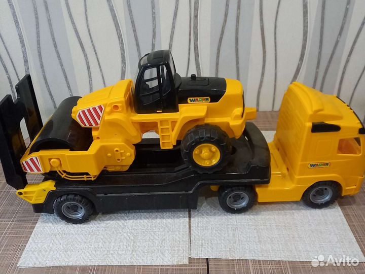 Трейлер игрушечный с асфальтоукладчиком