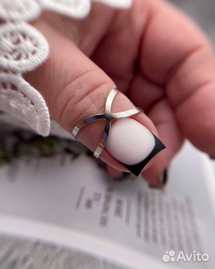 Маникюр и педикюр, брови