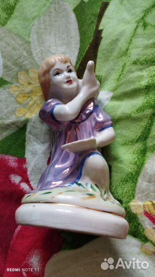 Статуэтка девочка кормит голубя фарфор