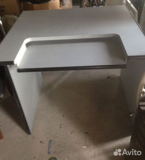 Стол компьютерный и книжный шкаф