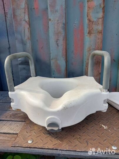 Насадка на унитаз для инвалидов