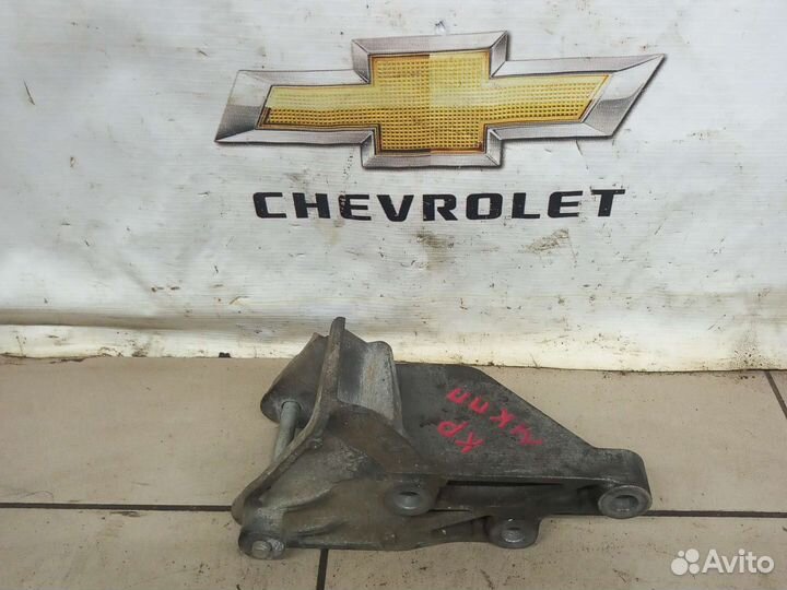 Кронштейн крепления МКПП Шевроле Круз