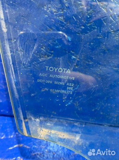 Стекло двери переднее правое Toyota Camry 40