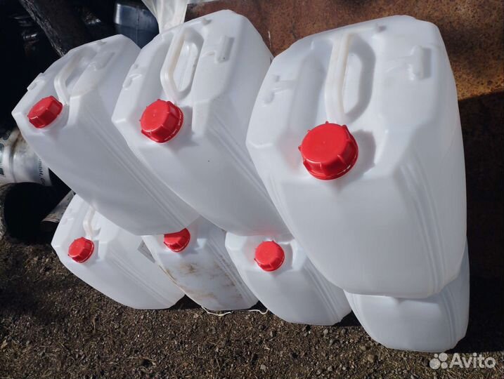 Канистры из-под дизельного топлива