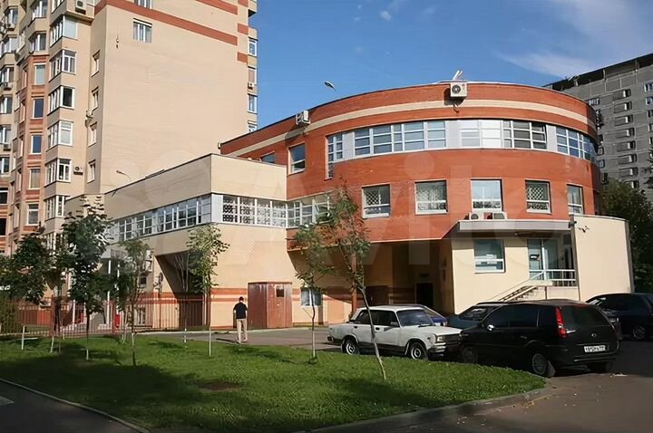 Здание со стабильным арендным потоком