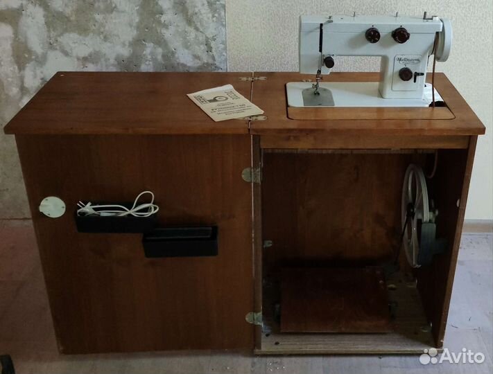 Швейная машинка Чайка 143